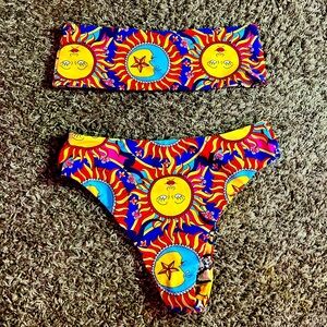 This is a really cute mid waist, tube top swimsuit for the hippie girlies🌞